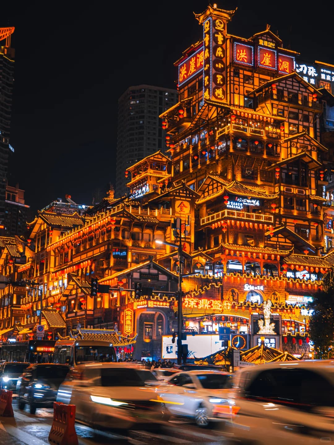 استكشف سحر مدينة تشونغتشينغ من خلال إضاءة هونغ ياه دونغ