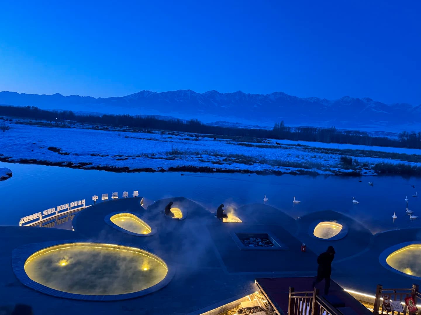 Een Gids voor de Blauwe Uren en Culinaire Ervaringen in Warmwaterbron County