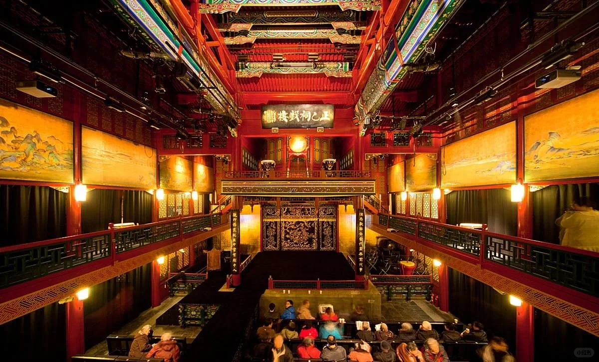 Die Faszination des Peking-Oper-Theaters im Zhengyici-Tempel in Peking